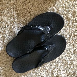 Vionic black sparkly flip flops